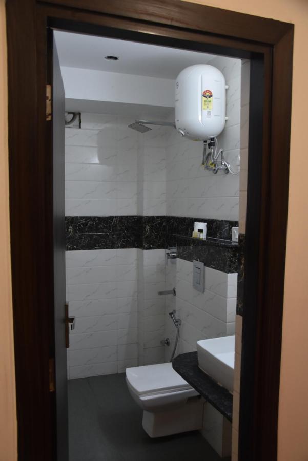 Hotel De Luxe Basai Road Gurgaon Eksteriør billede