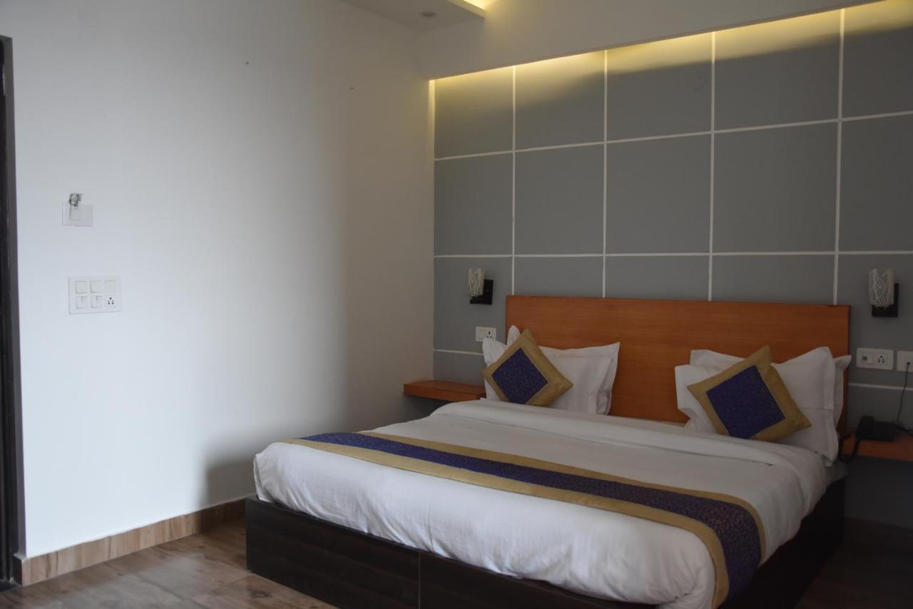 Hotel De Luxe Basai Road Gurgaon Eksteriør billede