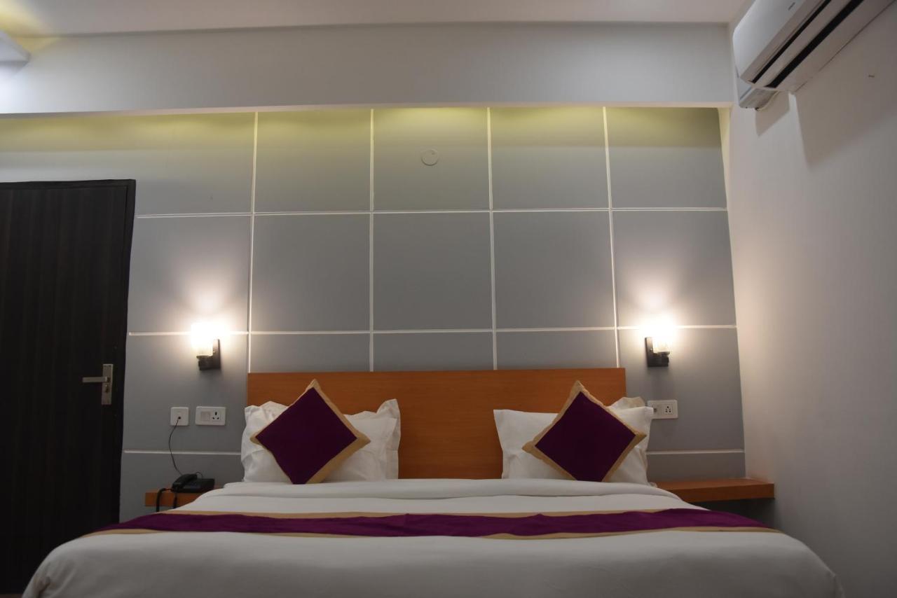 Hotel De Luxe Basai Road Gurgaon Eksteriør billede