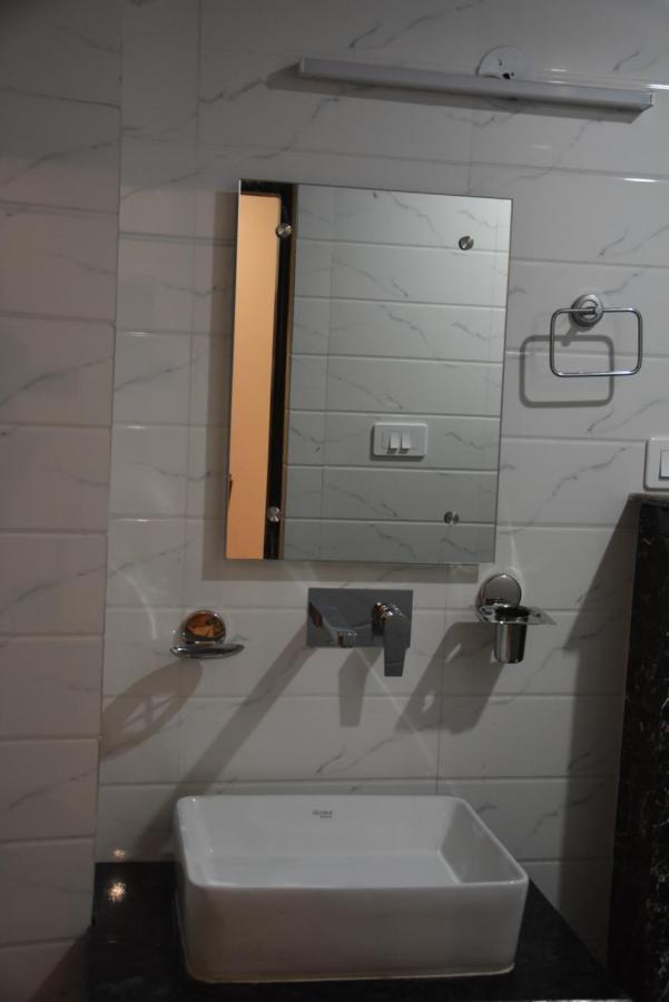 Hotel De Luxe Basai Road Gurgaon Eksteriør billede