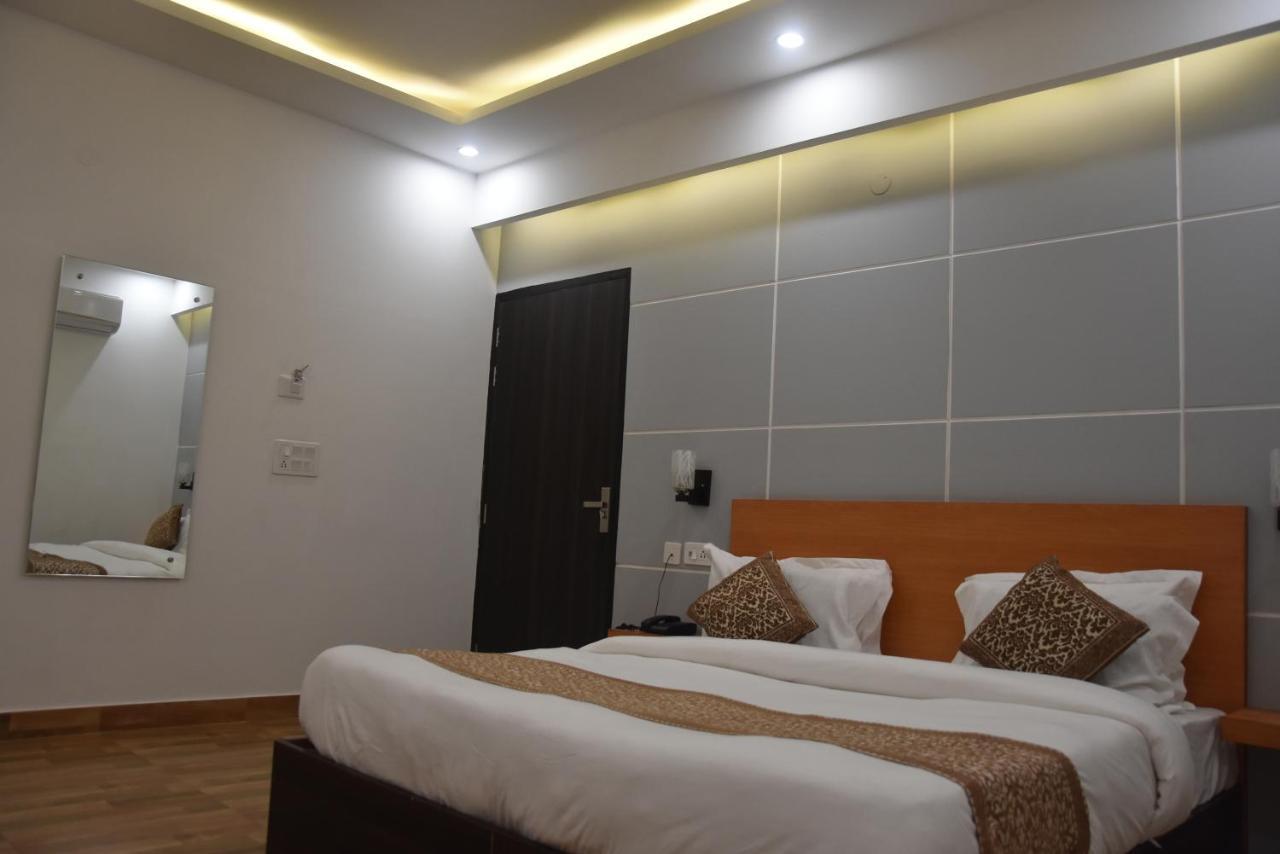Hotel De Luxe Basai Road Gurgaon Eksteriør billede