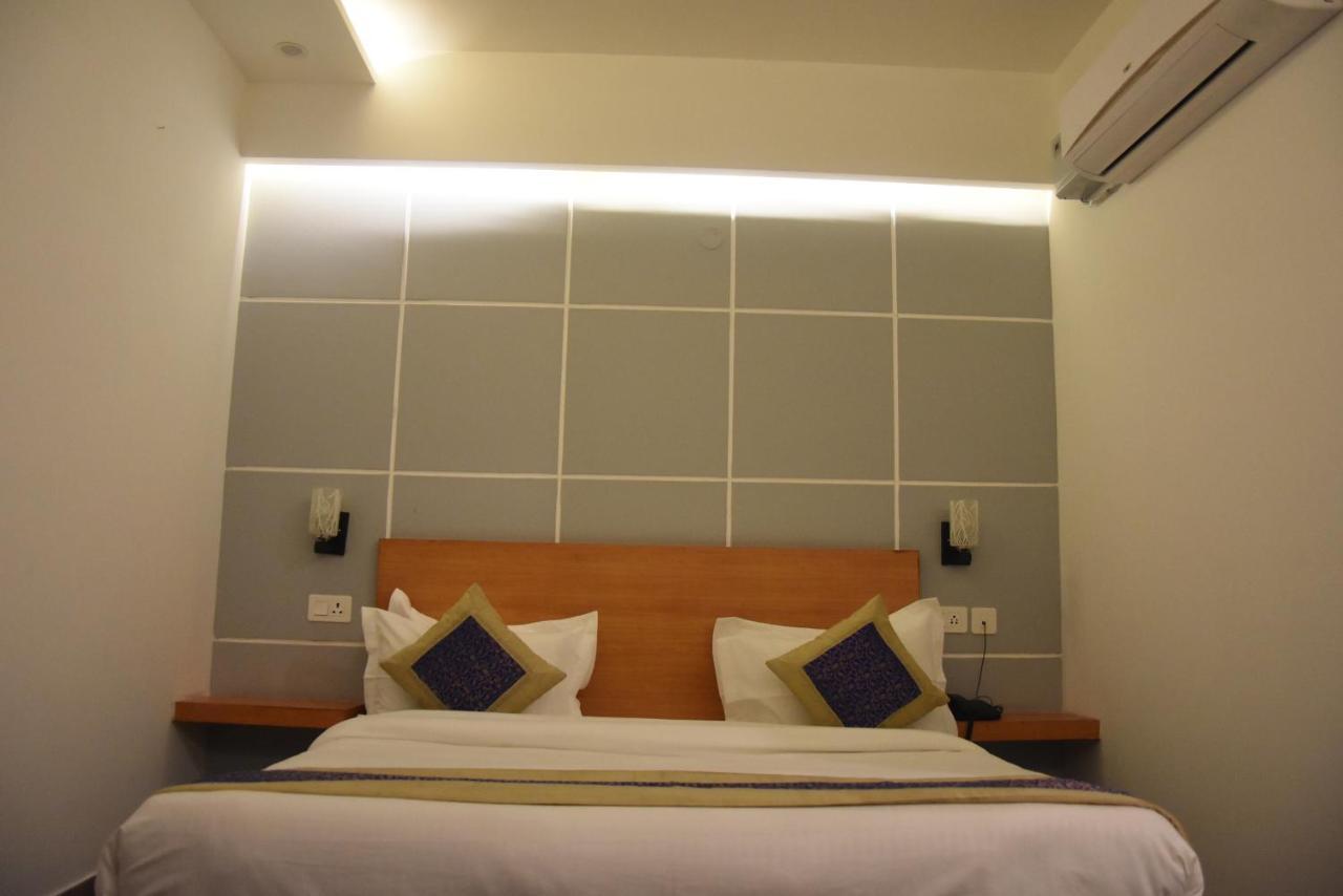 Hotel De Luxe Basai Road Gurgaon Eksteriør billede