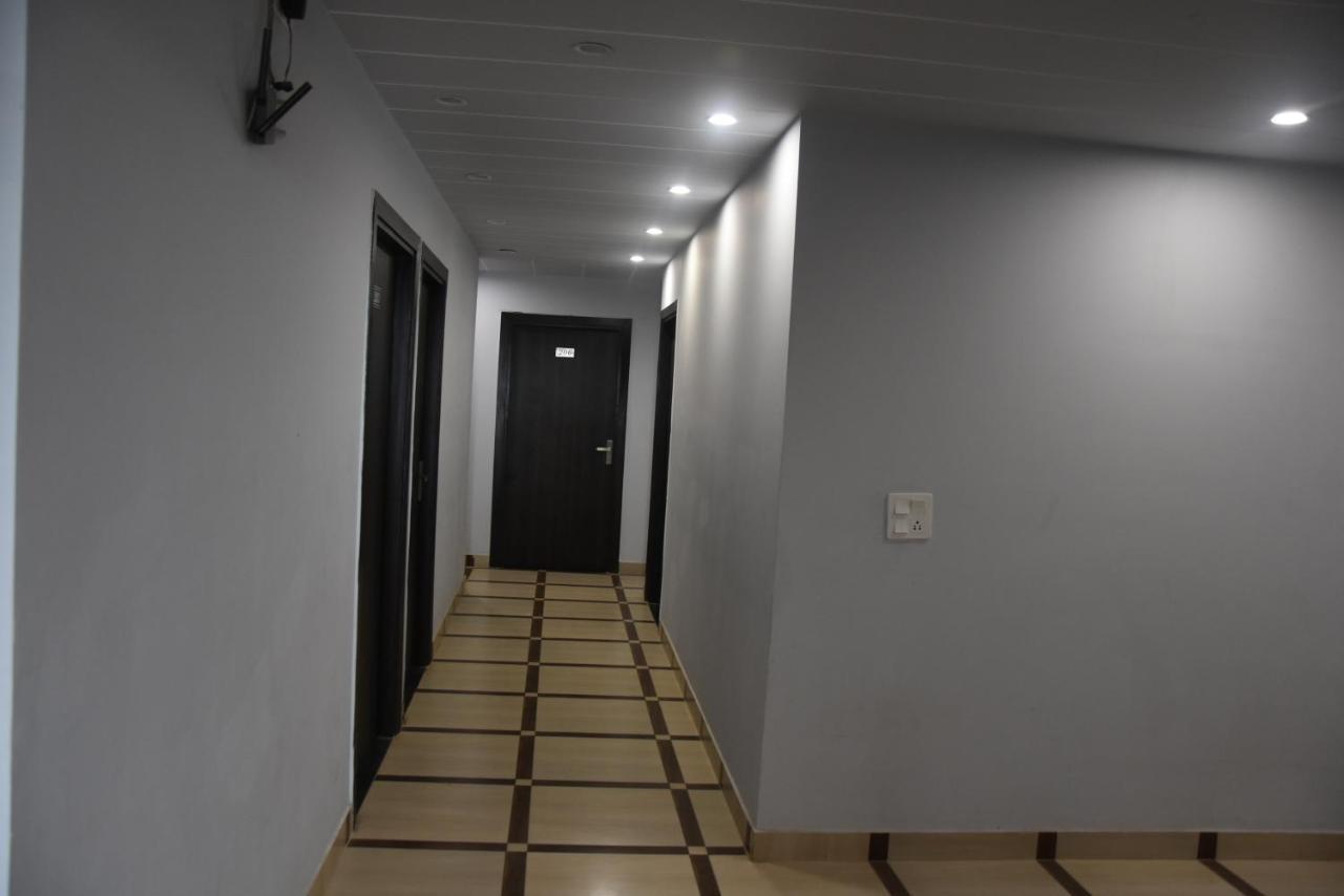 Hotel De Luxe Basai Road Gurgaon Eksteriør billede