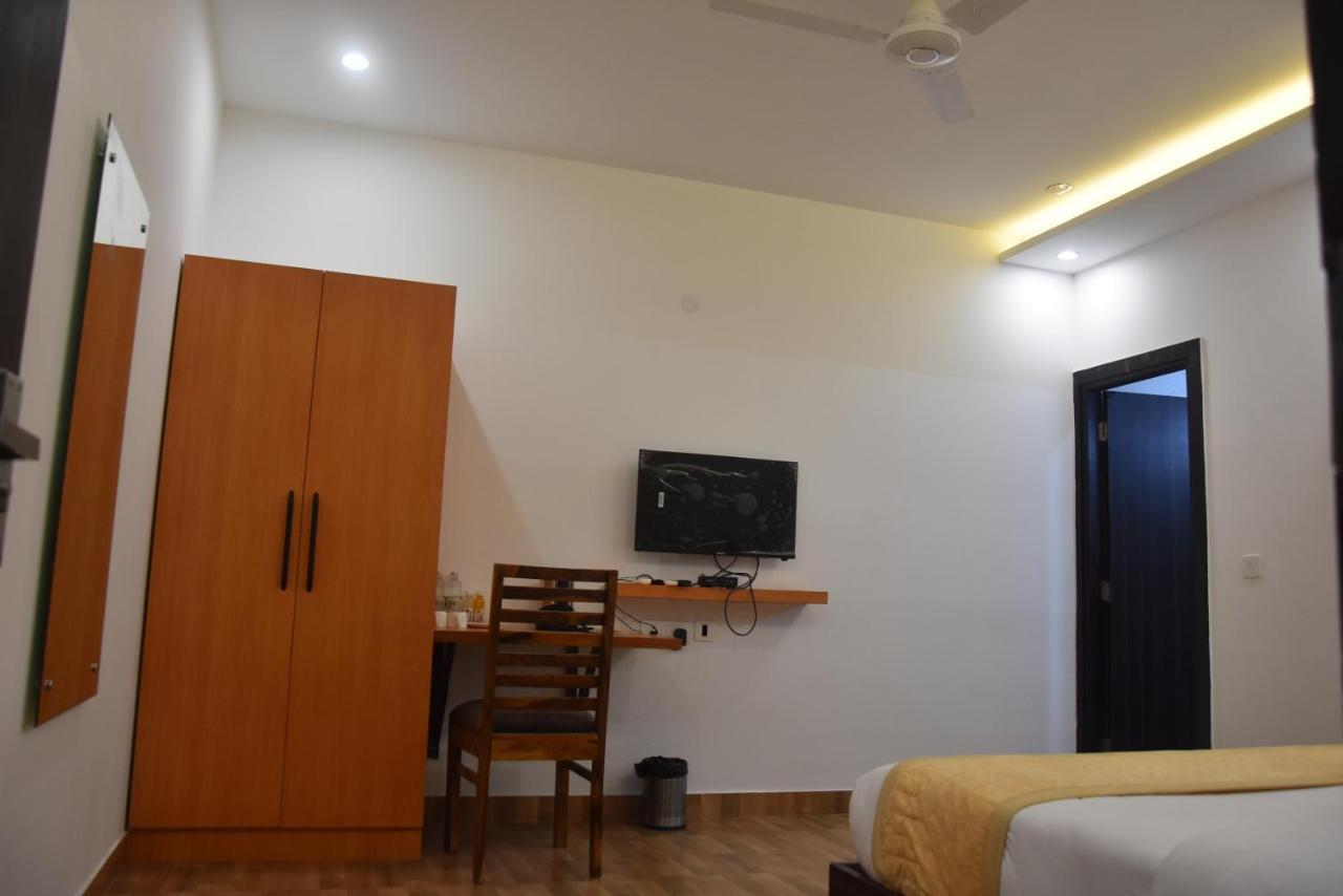 Hotel De Luxe Basai Road Gurgaon Eksteriør billede