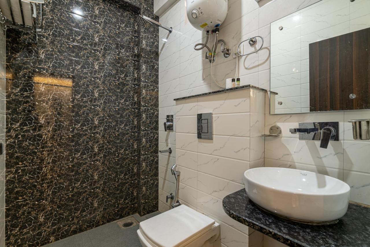 Hotel De Luxe Basai Road Gurgaon Eksteriør billede